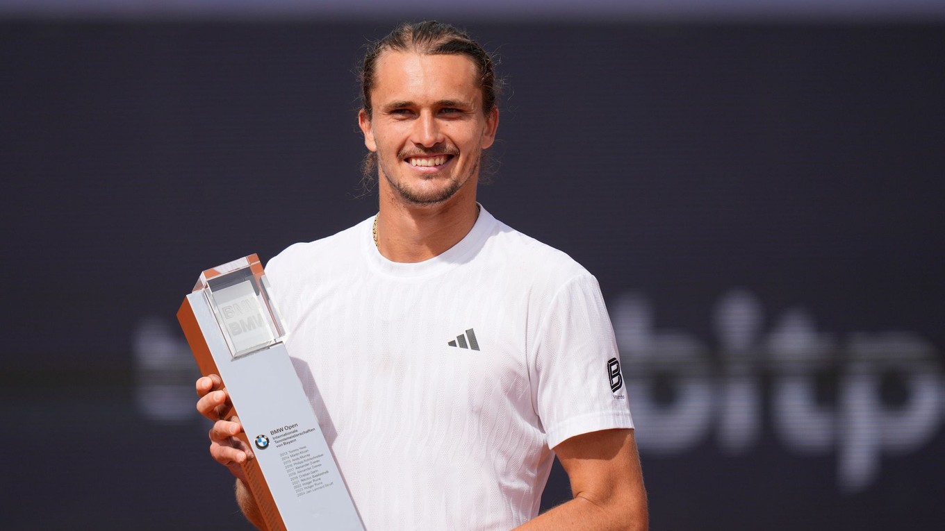 Nemecký tenista Alexander Zverev pózuje s trofejou po vííťazstve nad Američanom Benom Sheltonom.