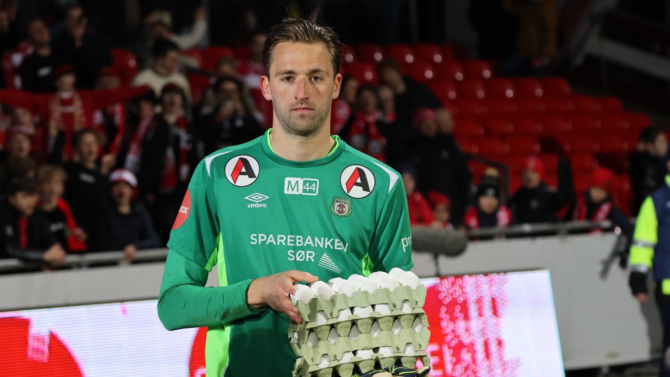 Holandský brankár Jan de Boer s vajíčkami.