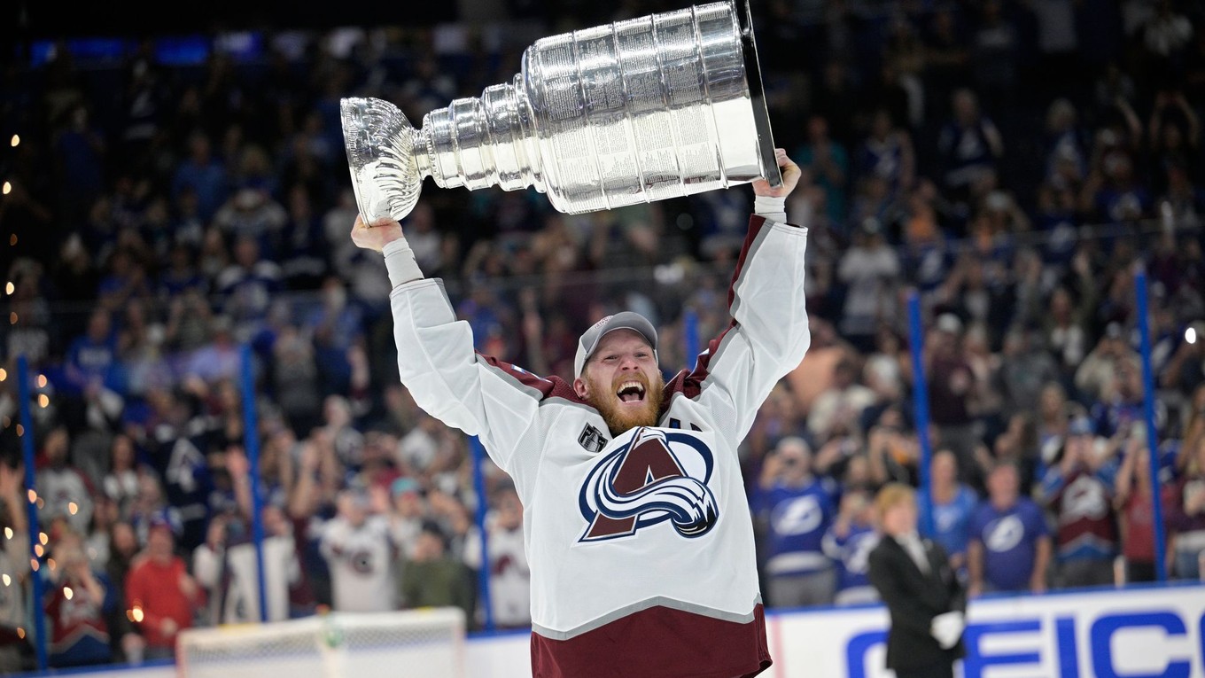 Gabriel Landeskog v drese Colorado Avalanche so Stanleyho pohárom po finále play-off NHL v sezóne 2021/2022.