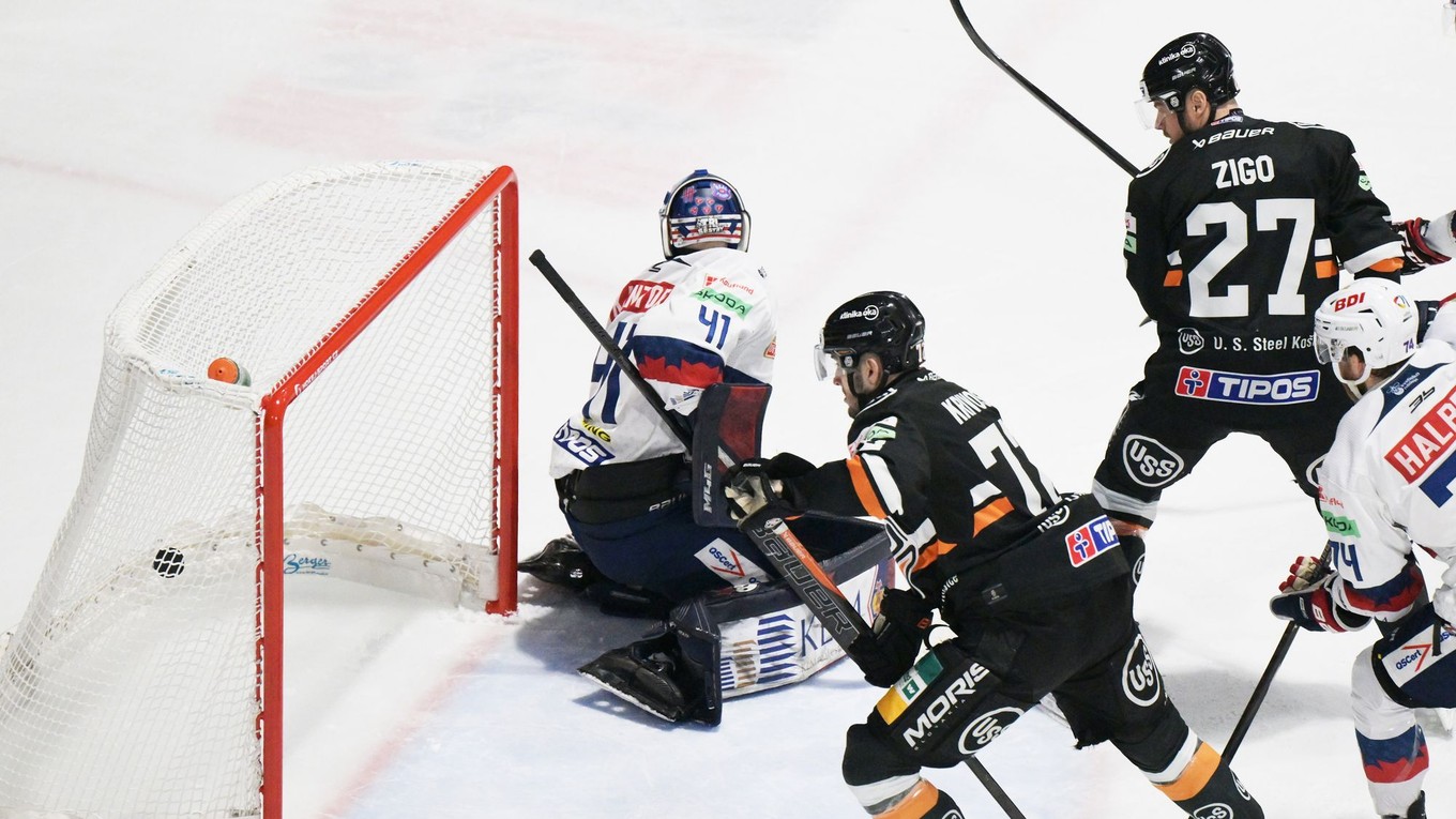 Tomáš Zigo prekonáva brankára Pavla Kantora v dueli HC Košice - HKM Zvolen v prvom zápase semifinále play-off Tipos extraligy.