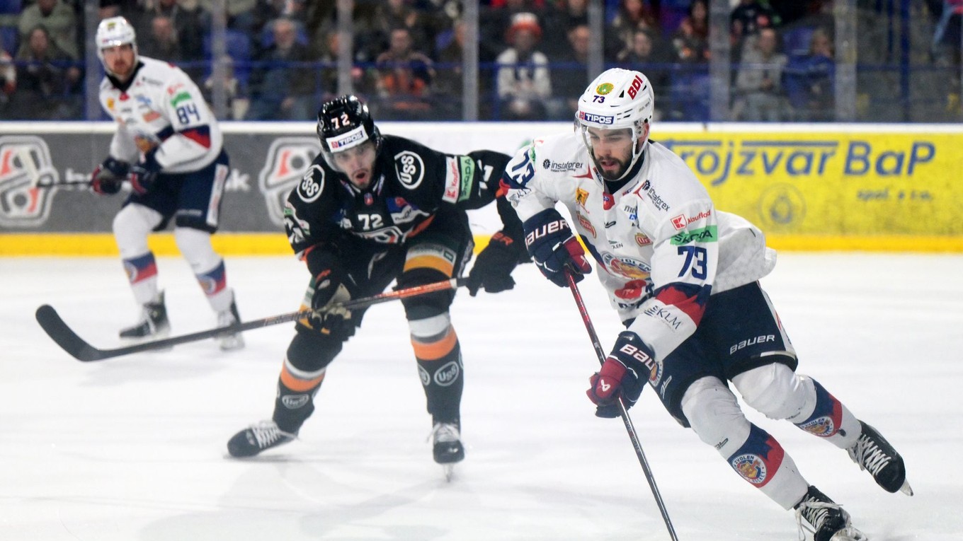 Filip Krivošík (vľavo) a Michal Beňo v dueli HC Košice - HKM Zvolen v prvom zápase semifinále play-off Tipos extraligy.