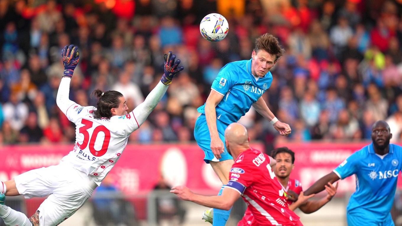 Scott McTominay strieľa gól Monze.