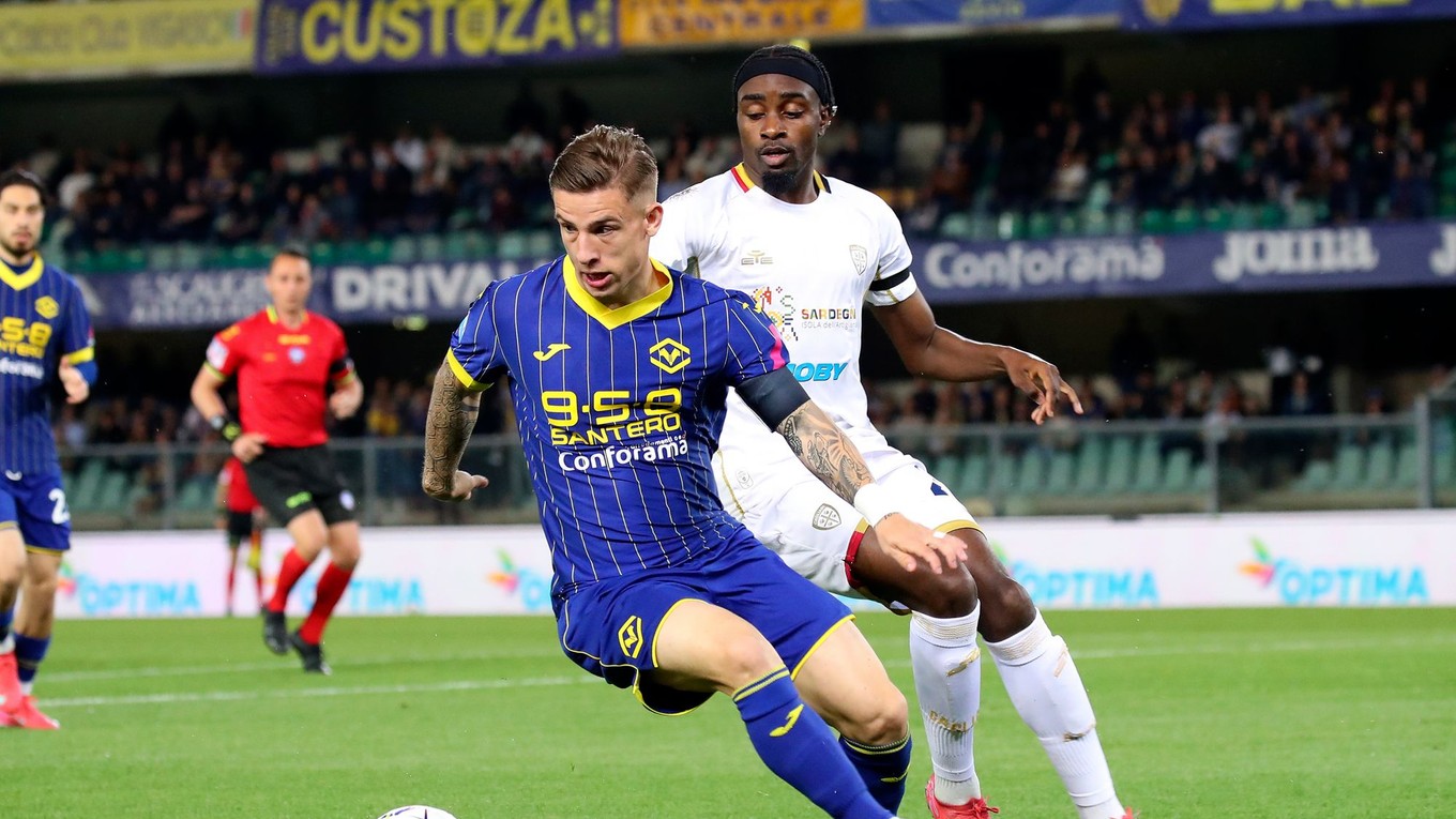 Hráč tímu Cagliari Calcio Antoine Makoumbou (vpravo) a slovenský hráč Verony Tomáš Suslov bojujú o loptu.