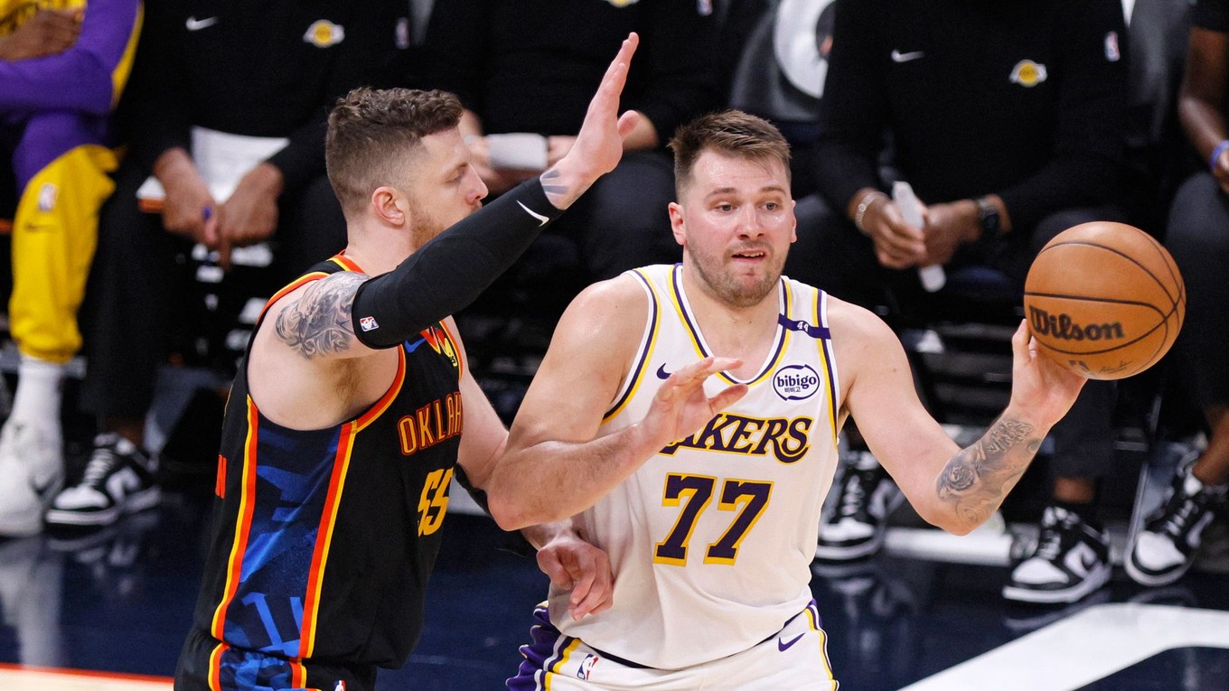 Luka Dončič (vpravo) v zápase proti Oklahoma City Thunder.