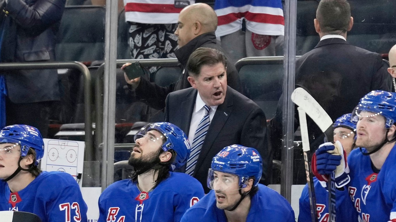 Tréner Peter Laviolette na striedačke New York Rangers.