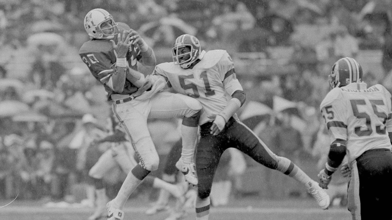 Don Hasselbeck v drese New England Patriots (vľavo)