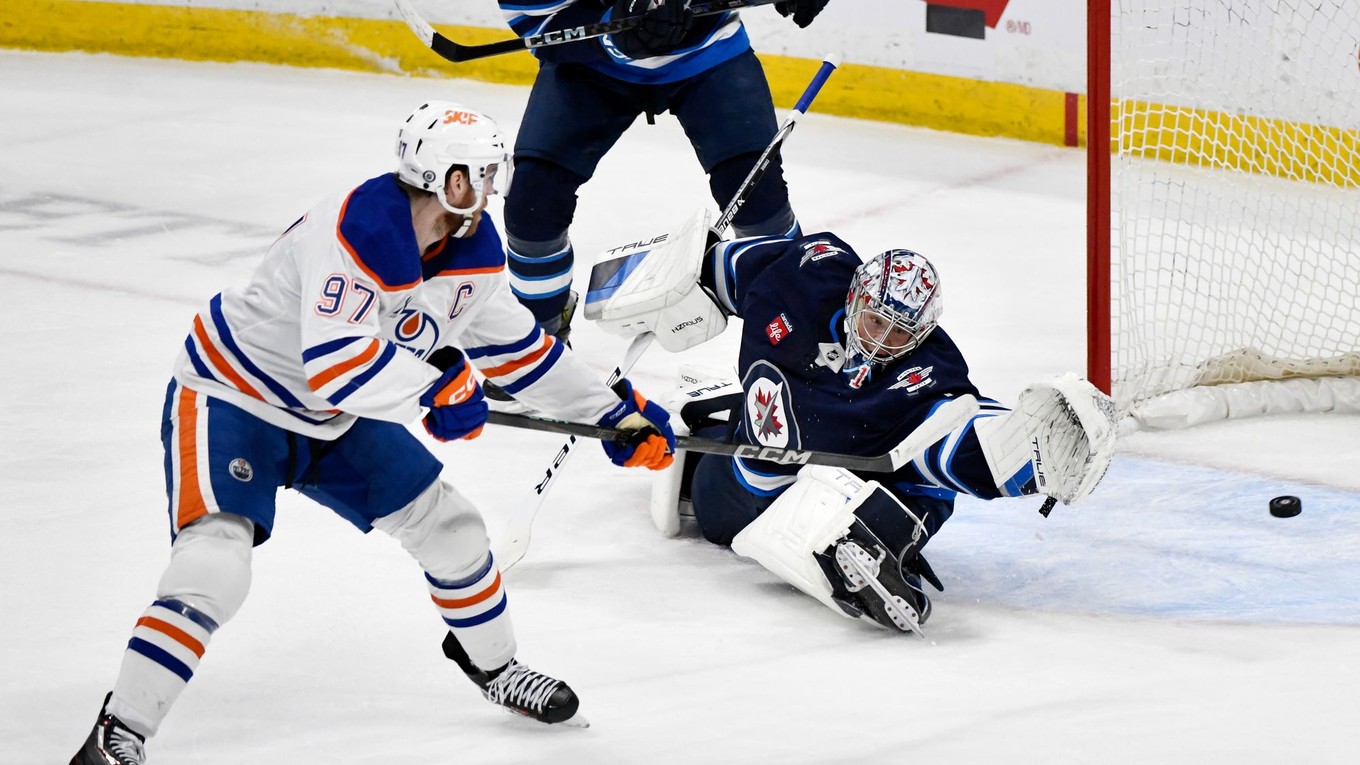 Connor McDavid strieľa gól v drese Edmonton Oilers.