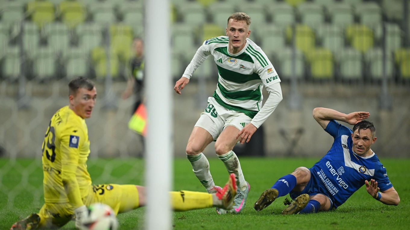 Tomáš Bobček z Lechie Gdansk strieľa gól. 