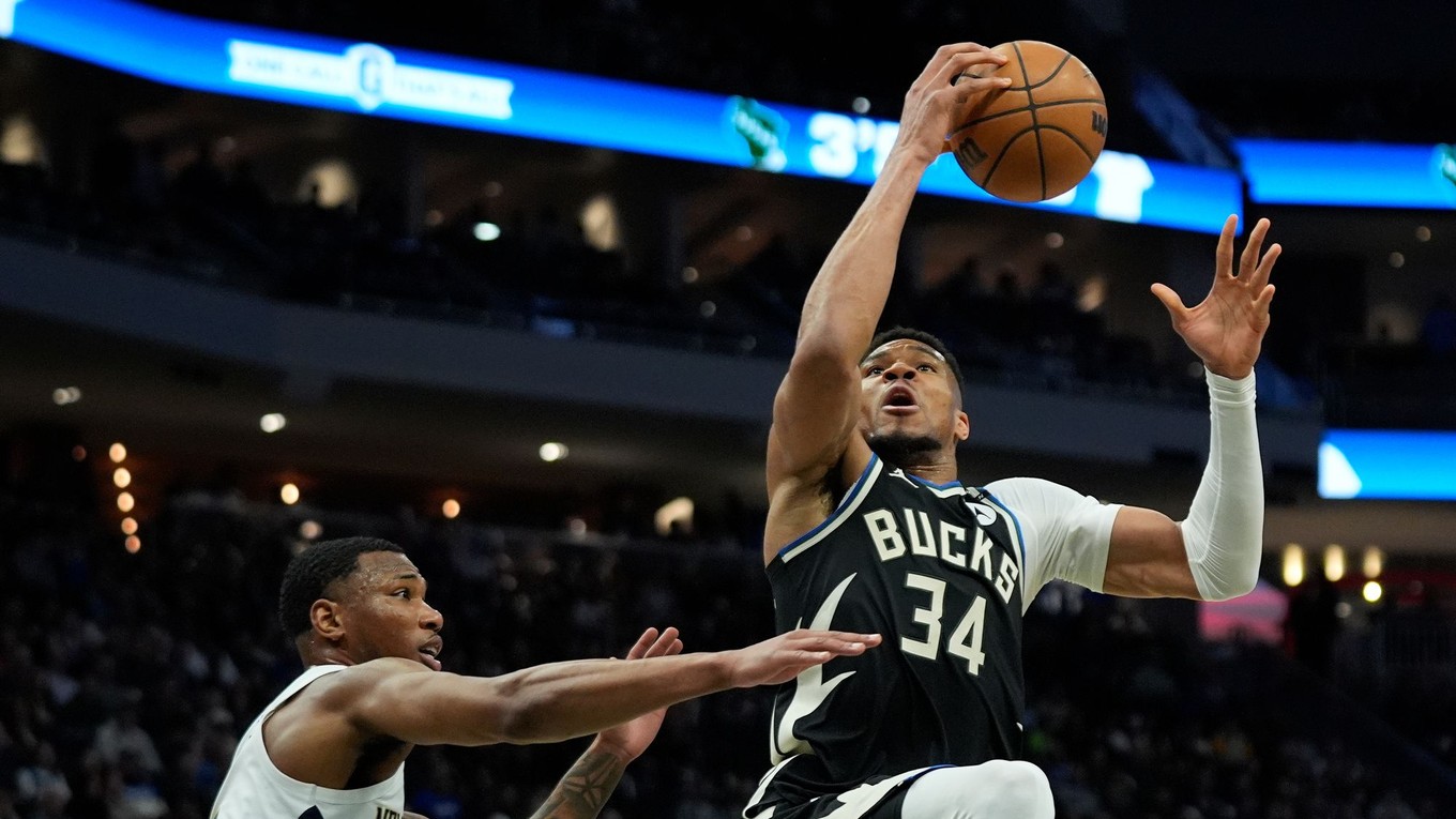 Giannis Antetokounmpo (vpravo) a Jamal Cain v zápase NBA Milwaukee Bucks - New Orleans Pelicans.