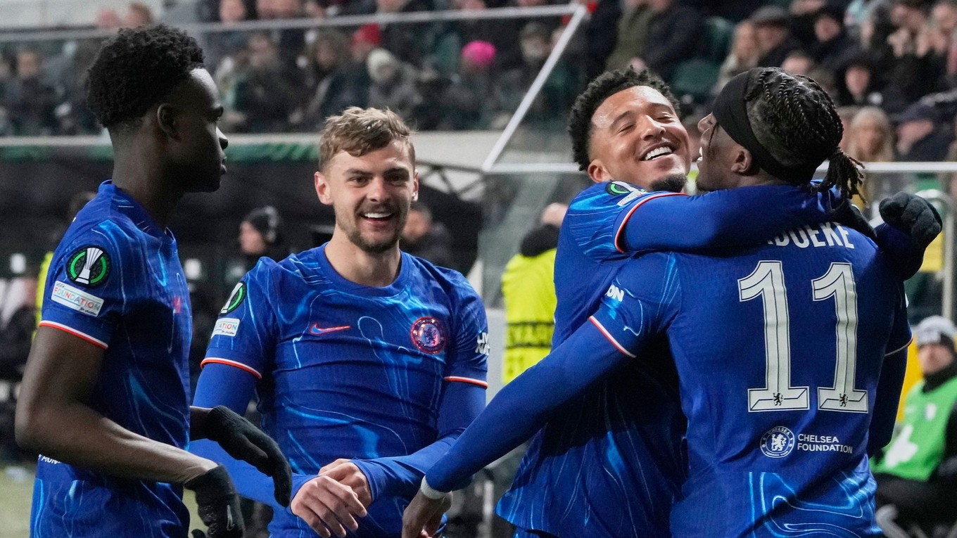 Futbalista Chelsea Londýn oslavujú gól.