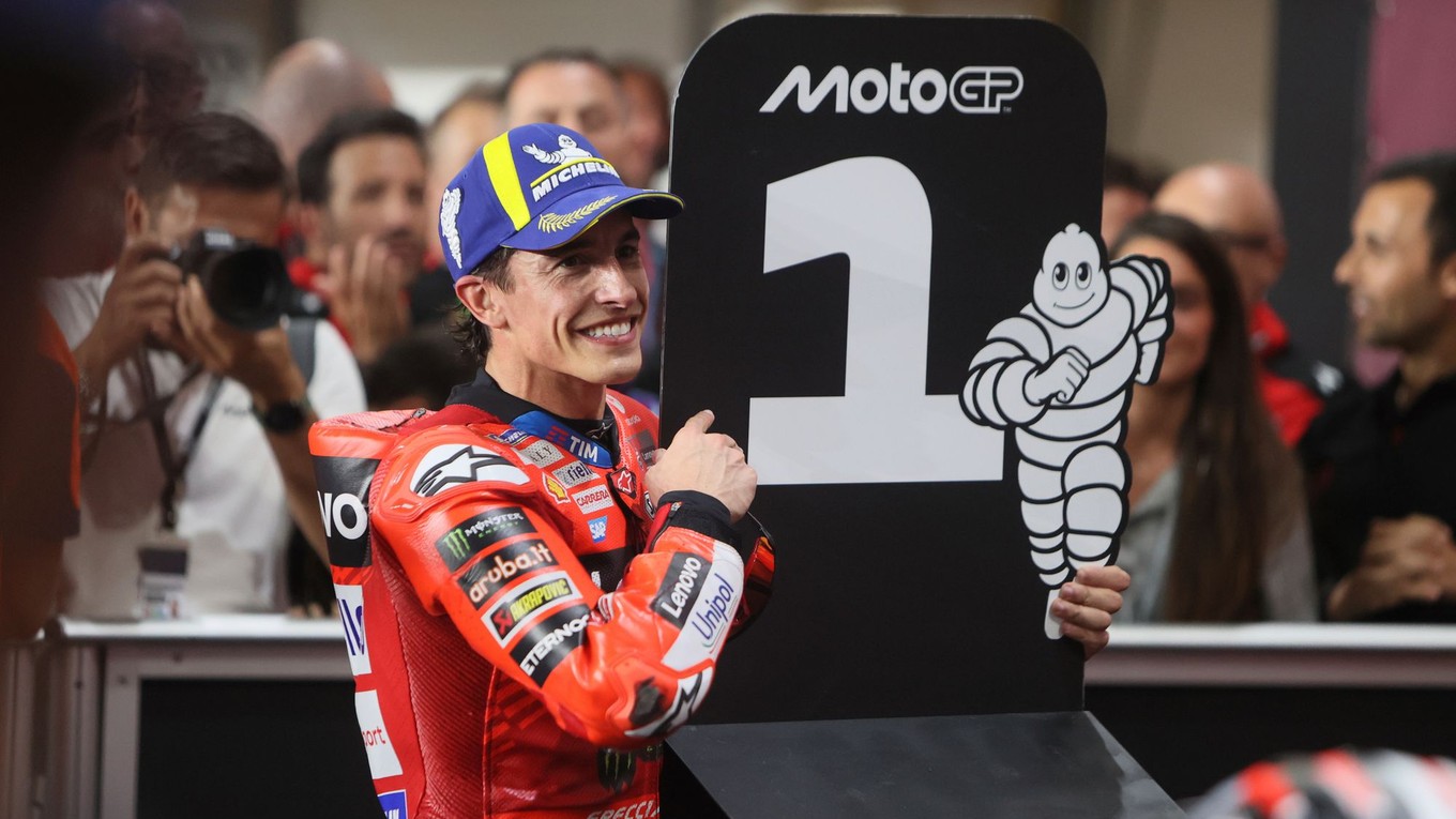 Španielsky motocyklista Marc Marquez oslavuje triumf.