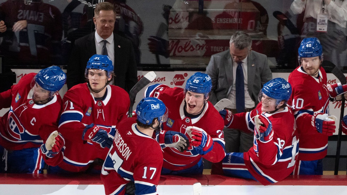 Juraj Slafkovský (v strede) na striedačke Montrealu Canadiens.