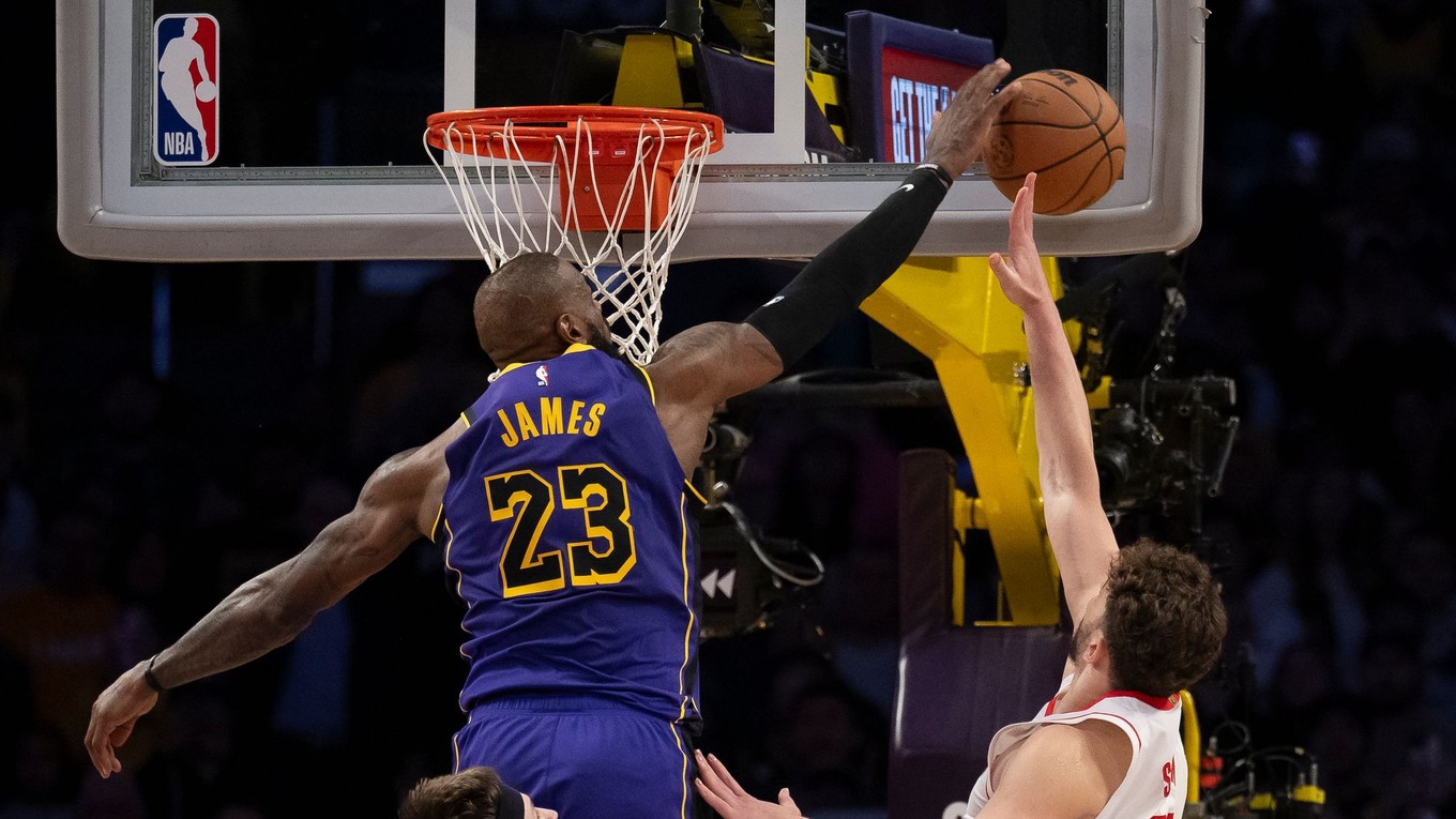 LeBron James blokuje Alperena Senguna z Houstonu.