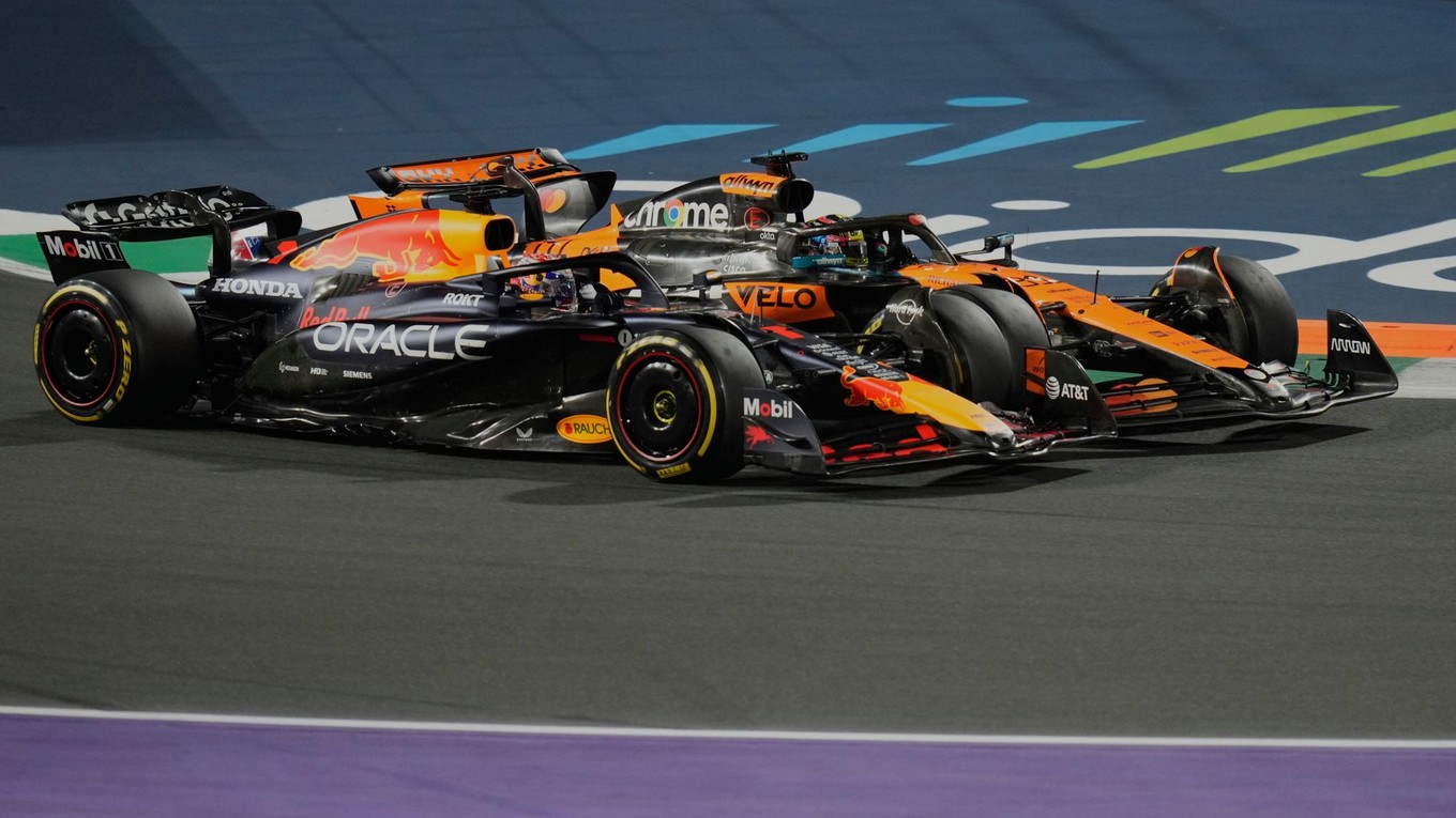 Súboj Maxa Verstappen a Oscara Piastri po štarte.