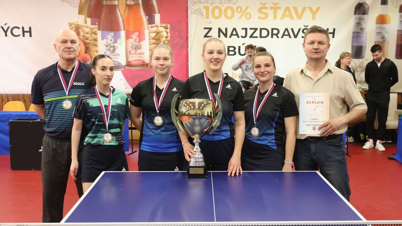 Stolné tenistky tímu ŠKST Topoľčany A vyhrali slovenskú extraligu žien.