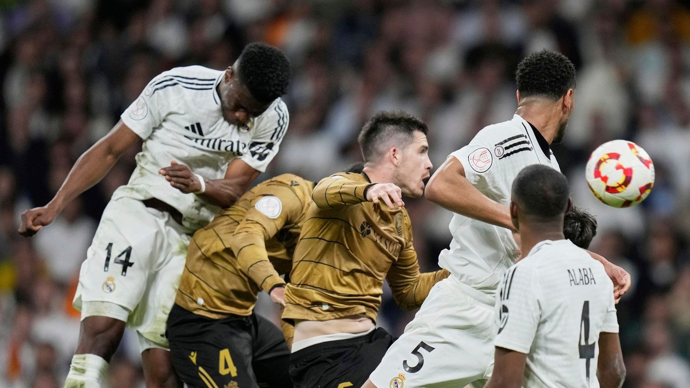 Aurélien Tchouaméni (vľavo) strieľa jubilejný 10-tisíci gól Realu Madrid.