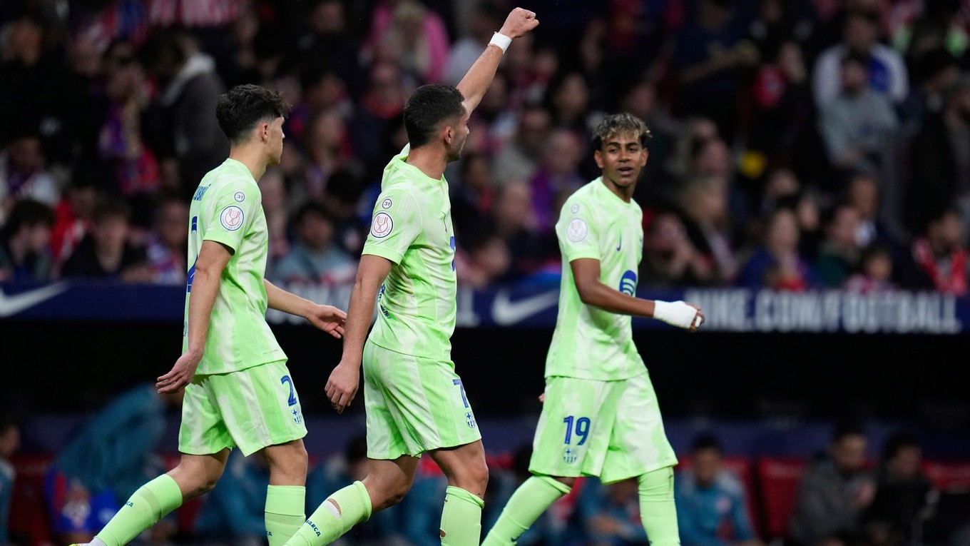 Ferran Torres (v strede) sa teší po strelenom góle v zápase Atlético Madrid - FC Barcelona v odvete semifinále Copa del Rey.