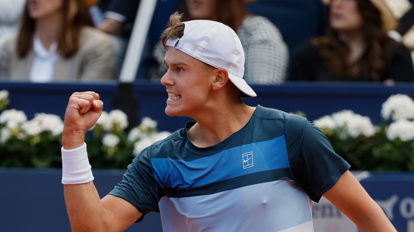 Dánsky tenista Holger Rune reaguje vo finálovom zápase proti Španielovi Carlosovi Alzarazovi.