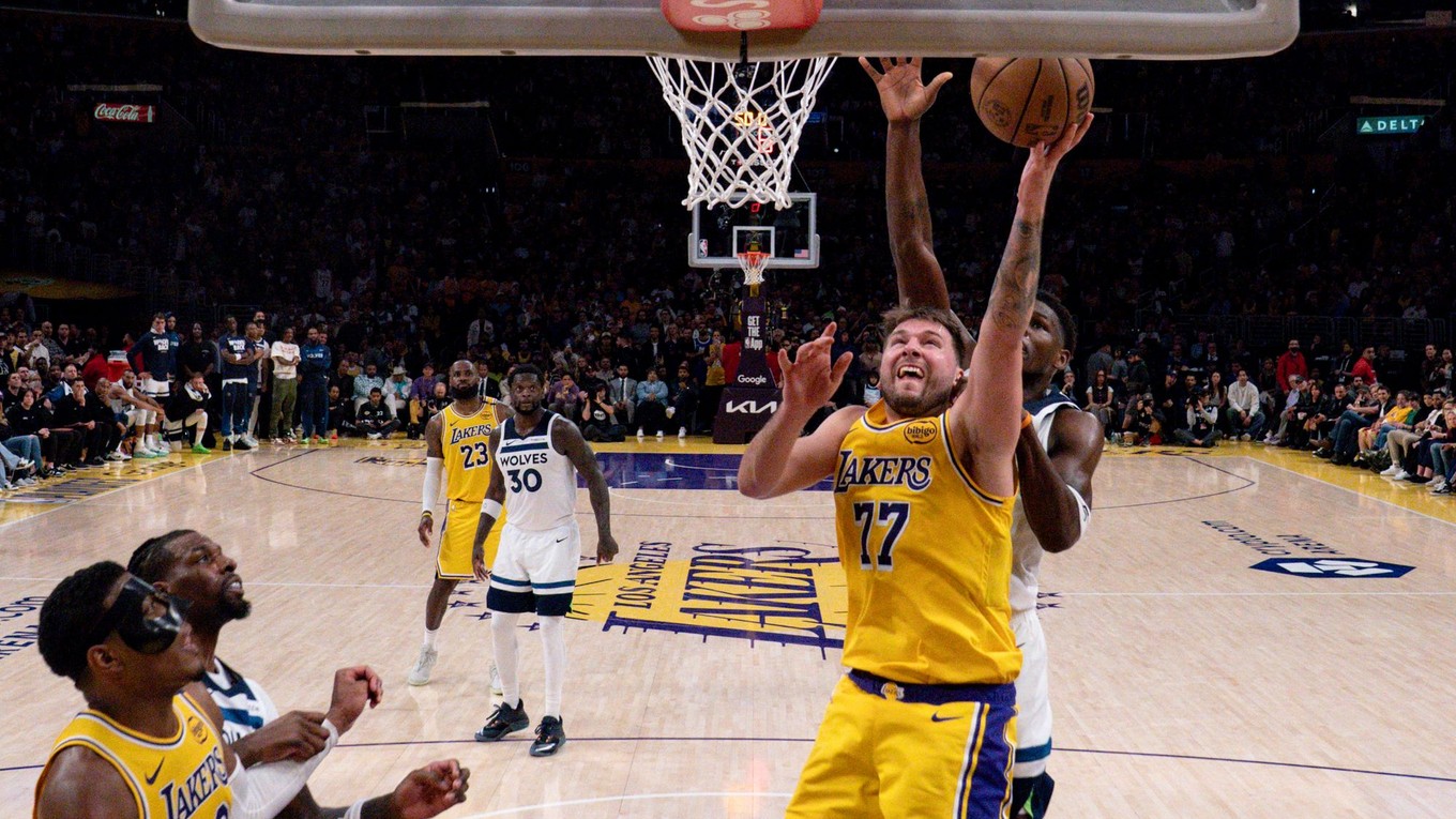 Luka Dončič (vpredu) a Anthony Edwards v 2. zápase 1. kola play-off NBA Los Angeles Lakers - Minnesora Timberwolves.