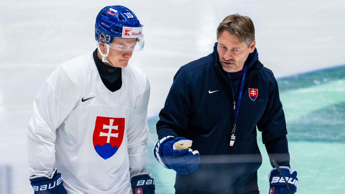 Zľava Adam Sýkora a tréner hokejovej reprezentácie Vladimír Országh počas tréningu.