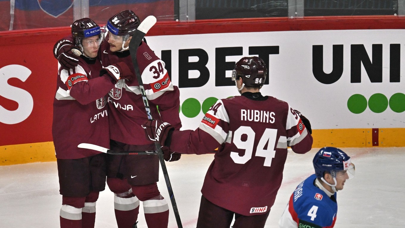 Lotyšský hráč Dans Ločmelis (vľavo) sa teší z gólu so spoluhráčmi počas zápasu A-skupiny Lotyšsko - Slovensko na MS v hokeji 2025. 