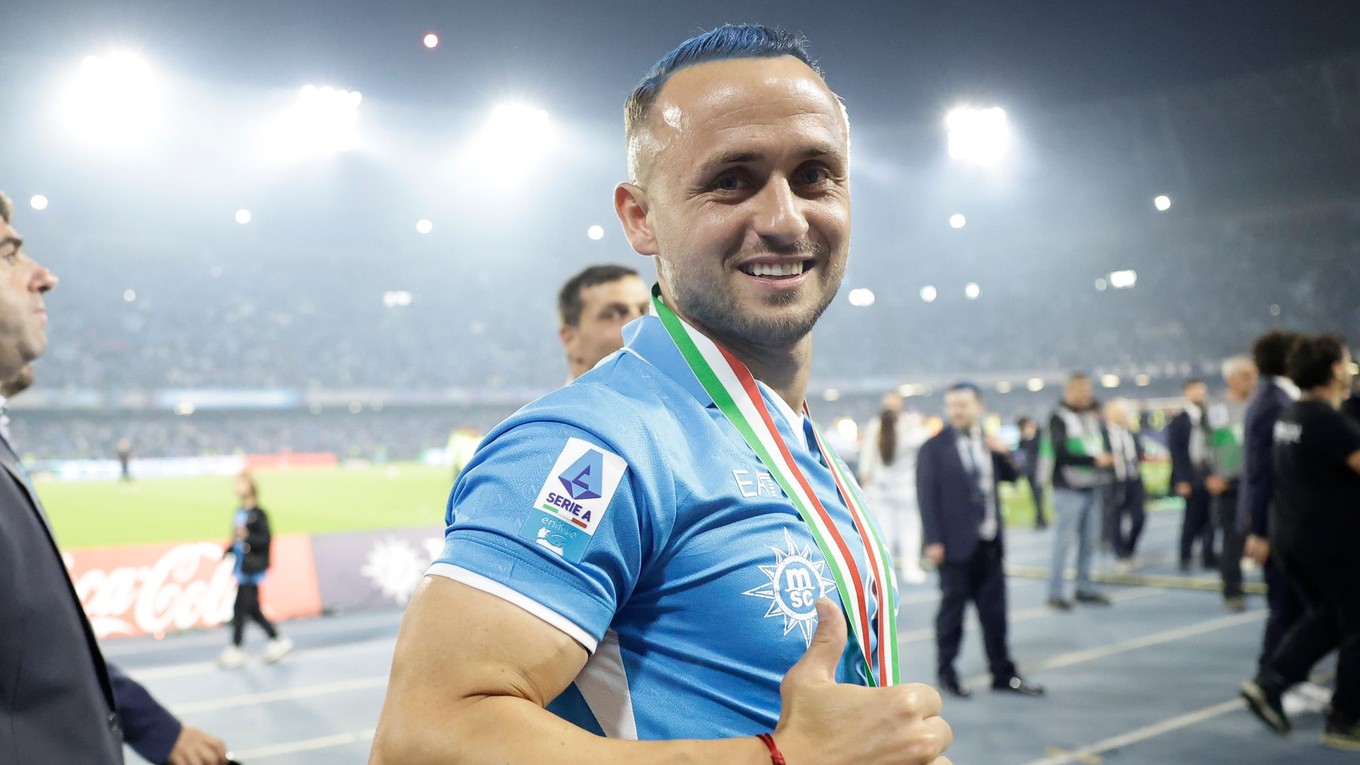 Stanislav Lobotka oslavuje zisk titulu s Neapolom.