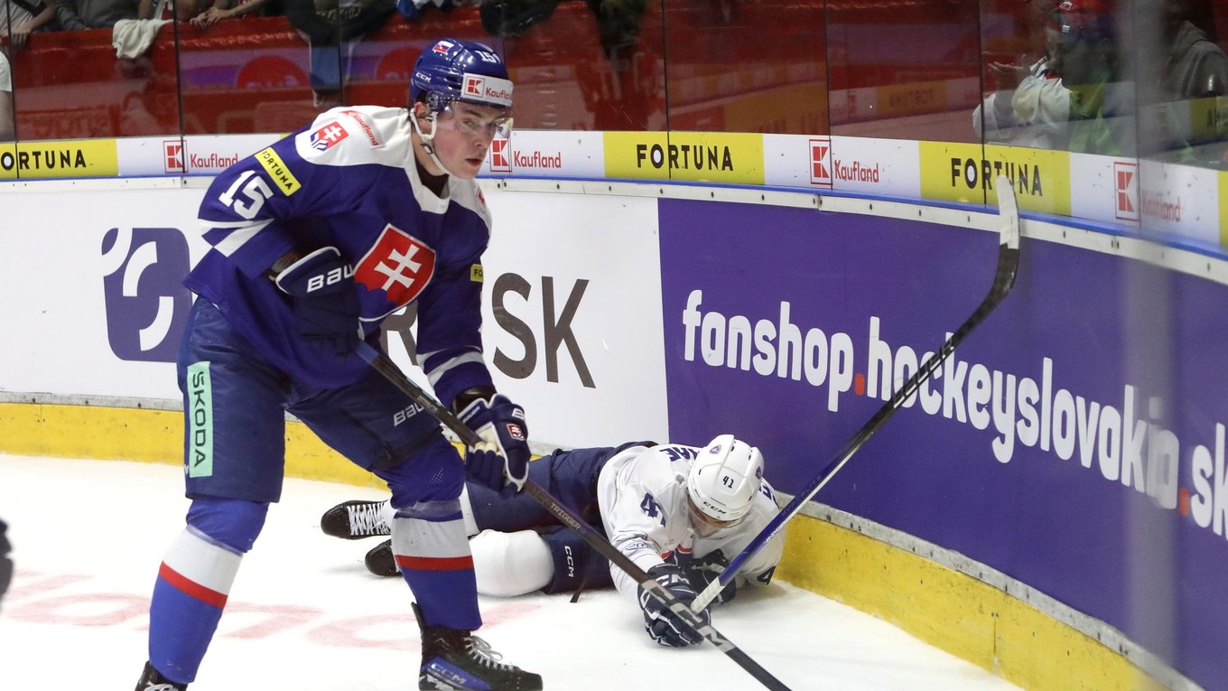 Dalibor Dvorský (vľavo) a Pierre-Édouard Bellemare v zápase Slovensko - Francúzsko v príprave na MS v hokeji 2025.