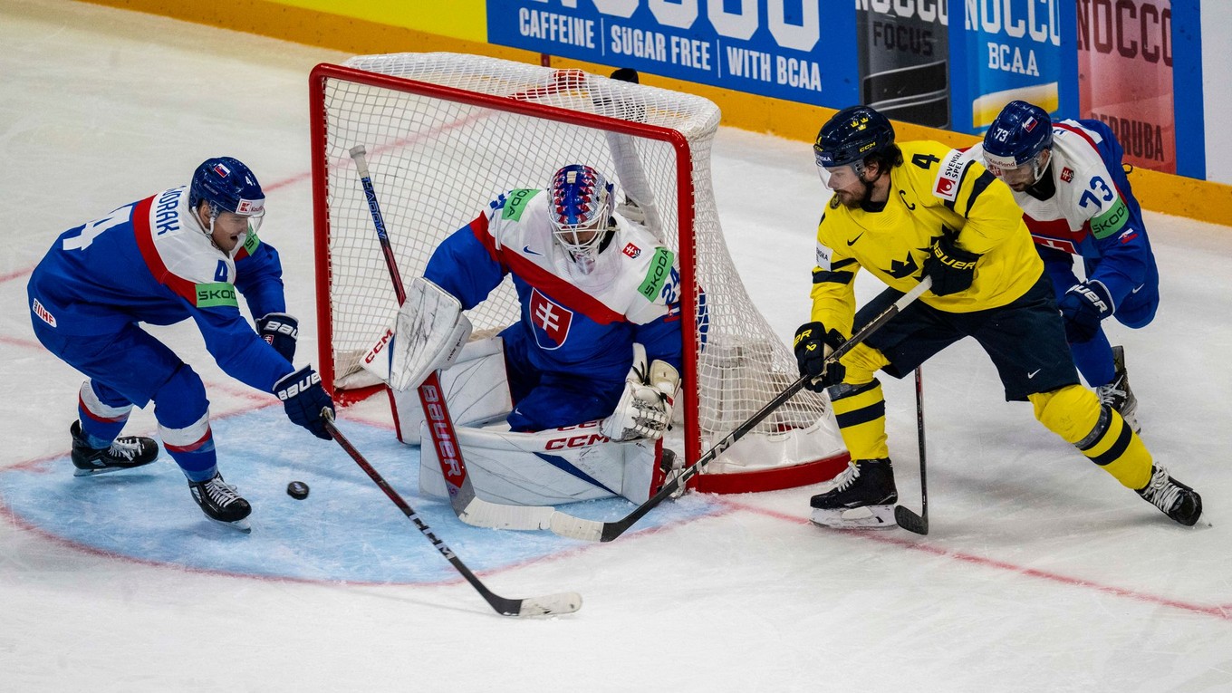 Zľava Dávid Mudrák, brankár Patrik Rybár, Rasmus Andersson a Michal Beňo v zápase Slovensko - Švédsko v skupine A na MS v hokeji 2025.