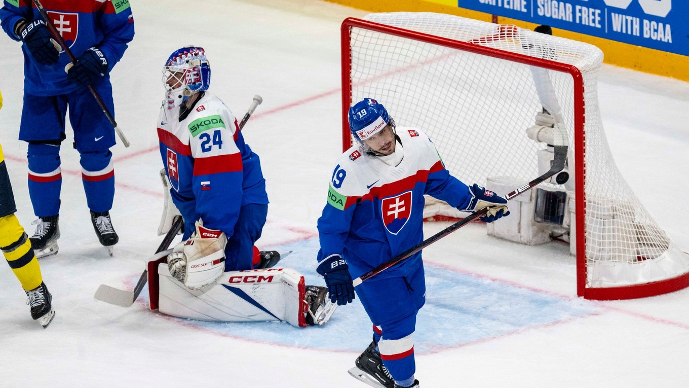 Brankár Patrik Rybár a útočník Patrik Hrehorčák v zápase Slovensko - Švédsko na MS v hokeji 2025. 