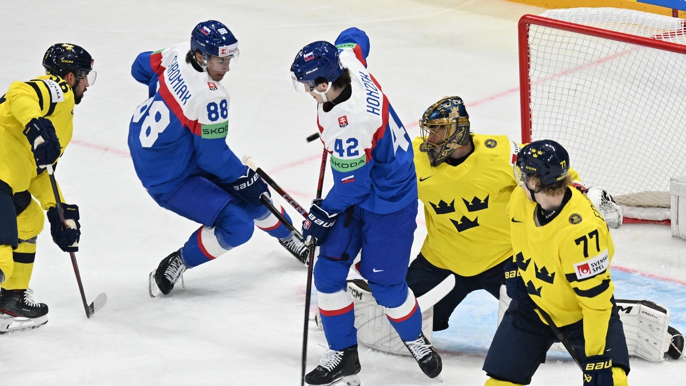 Martin Chromiak a uprostred vpravo Samuel Honzek (obaja Slovensko) počas zápasu základnej A-skupiny Švédsko - Slovensko na MS v hokeji 2025. 