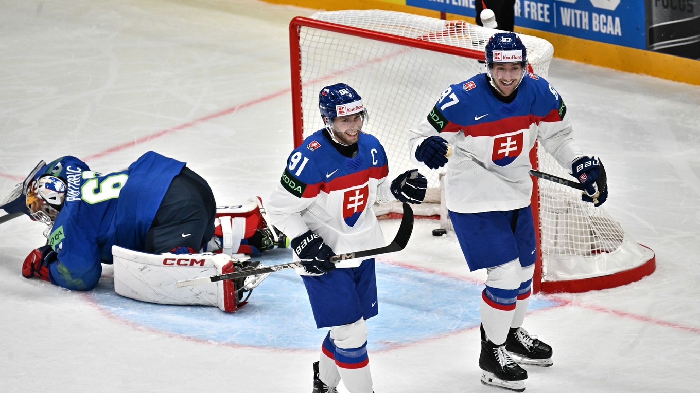 Zľava po góle brankár Matija Pintarič, Matúš Sukeľ a Pavol Regenda v zápase Slovensko - Slovinsko v skupine A na MS v hokeji 2025.