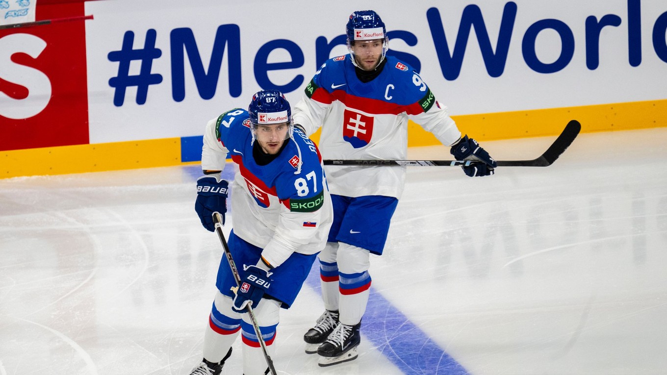 Pavol Regenda a Matúš Sukeľ počas rozcvičky pred zápasom základnej A- skupiny Slovensko - Slovinsko na MS v hokeji 2025.