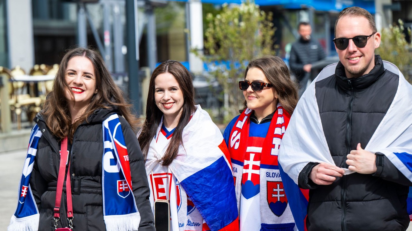 Fanúšikovia Slovenska pred zápasom so Slovinsko na MS v hokeji 2025.