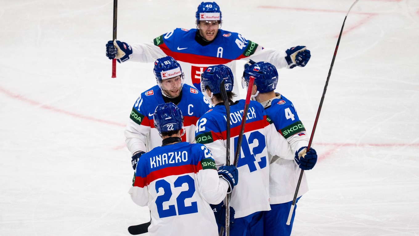 Slovenskí hokejisti oslavujú gól.