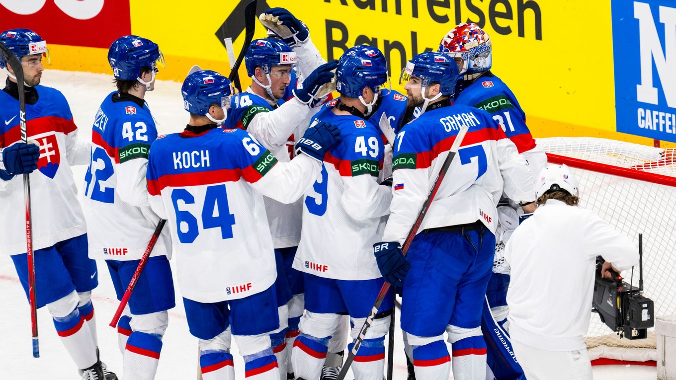 Víťazná radosť slovenských hokejistov po zápase základnej A-skupiny Slovensko - Francúzsko na MS v hokeji 2025. 