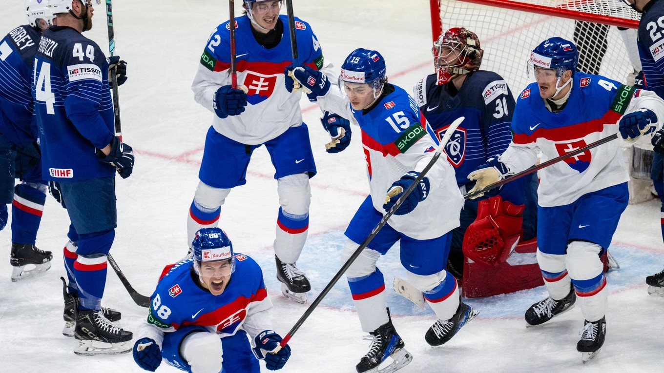 Martin Chromiak oslavuje gól v zápase Slovensko - Francúzsko na MS v hokeji 2025.