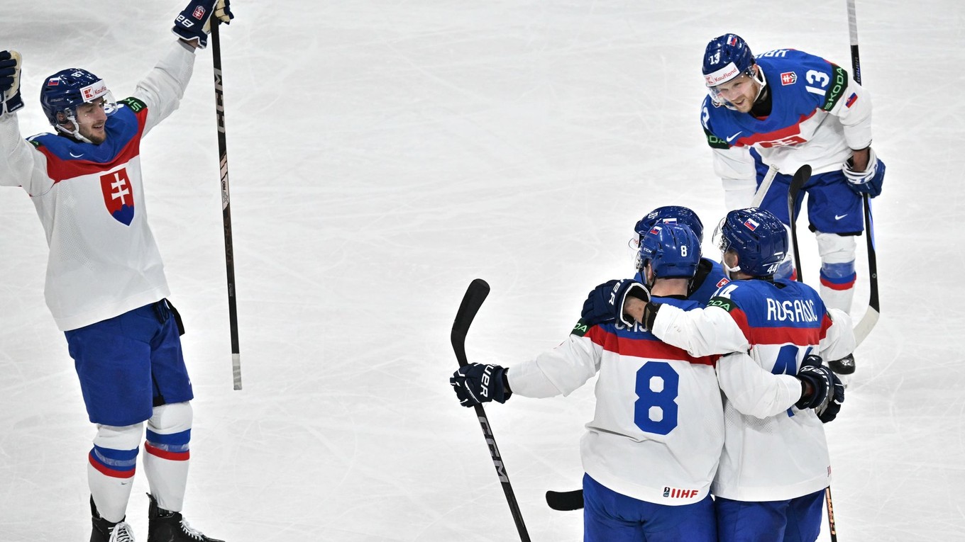 Gólová radosť slovenských hokejistov  počas zápasu základnej A-skupiny Slovensko - Francúzsko na MS v hokeji 2025. 