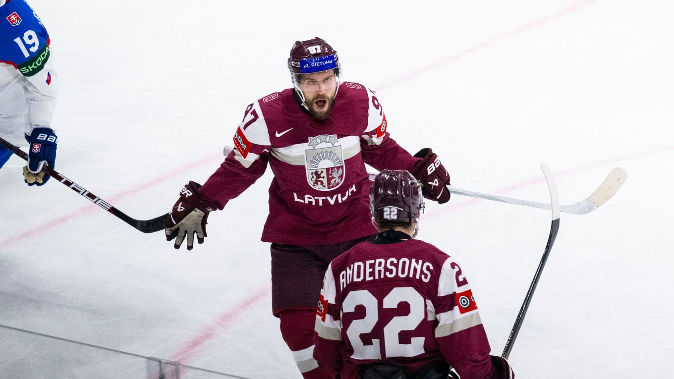 Lotyšskí hokejisti oslavujú gól, zľava Haralds Egle a Toms Andersons (Slovensko) počas zápasu A-skupiny Lotyšsko - Slovensko na MS v hokeji 2025. 