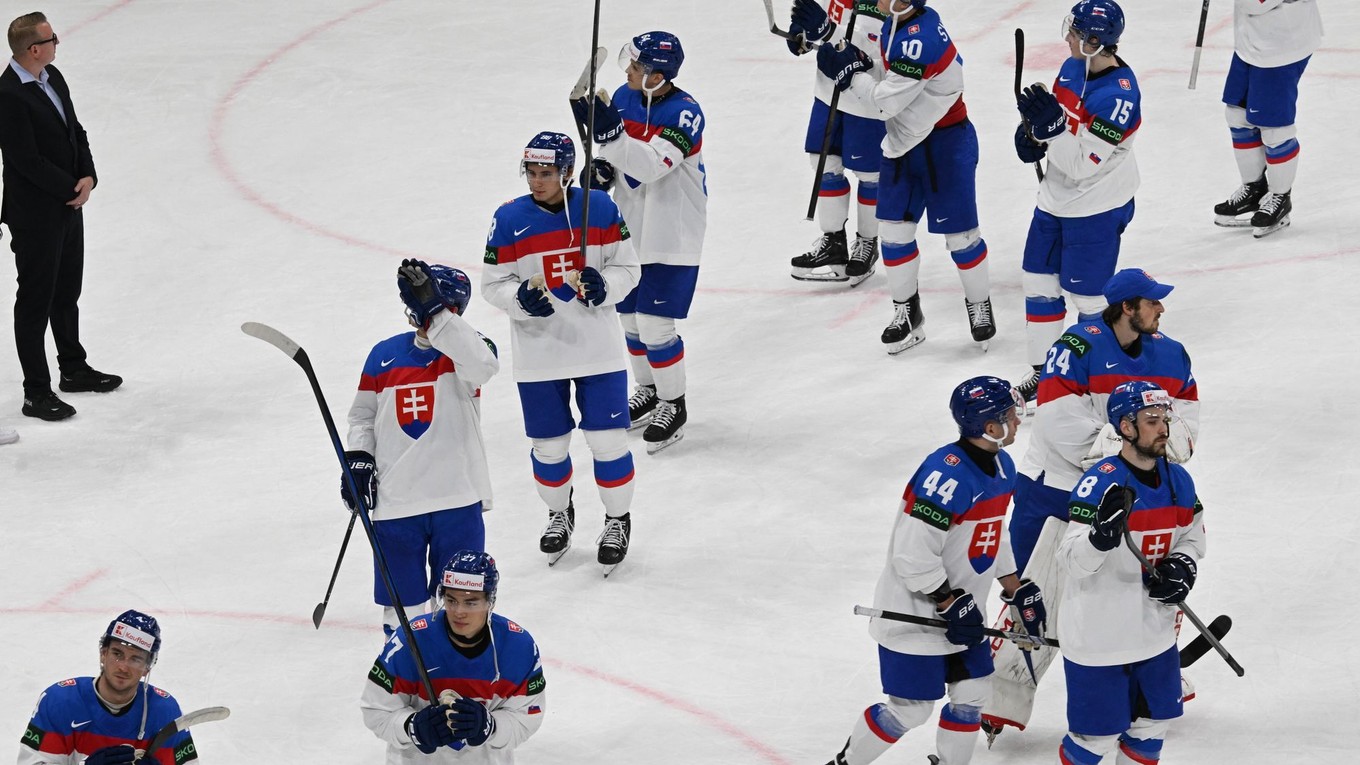 Slovenskí hokejisti po prehre v zápase Slovensko - Fínsko v skupine A na MS v hokeji 2025.
