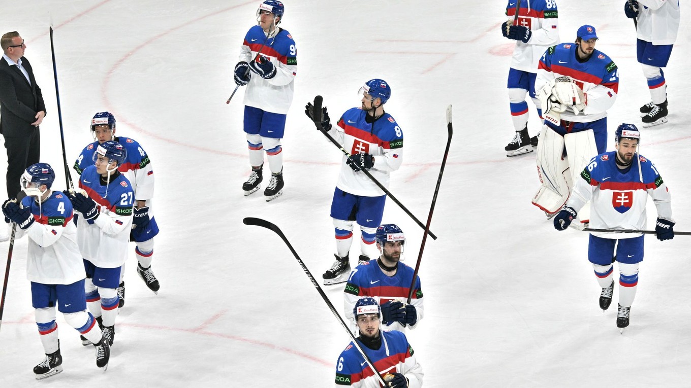 Slovenskí hokejisti po prehre v zápase Slovensko - Fínsko v skupine A na MS v hokeji 2025.