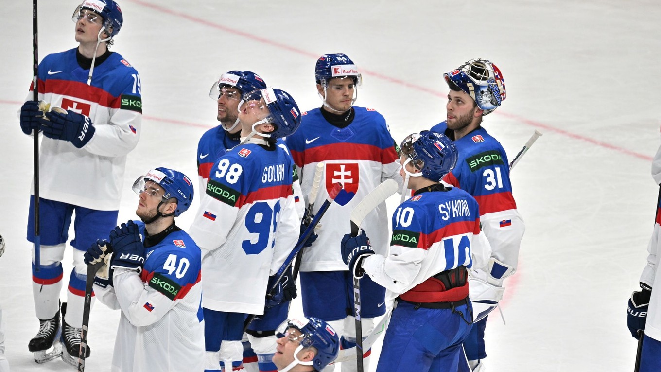 Slovenskí hokejisti reagujú fanúšikom po prehre po zápase A-skupiny Fínsko - Slovensko na MS v hokeji 2025. 