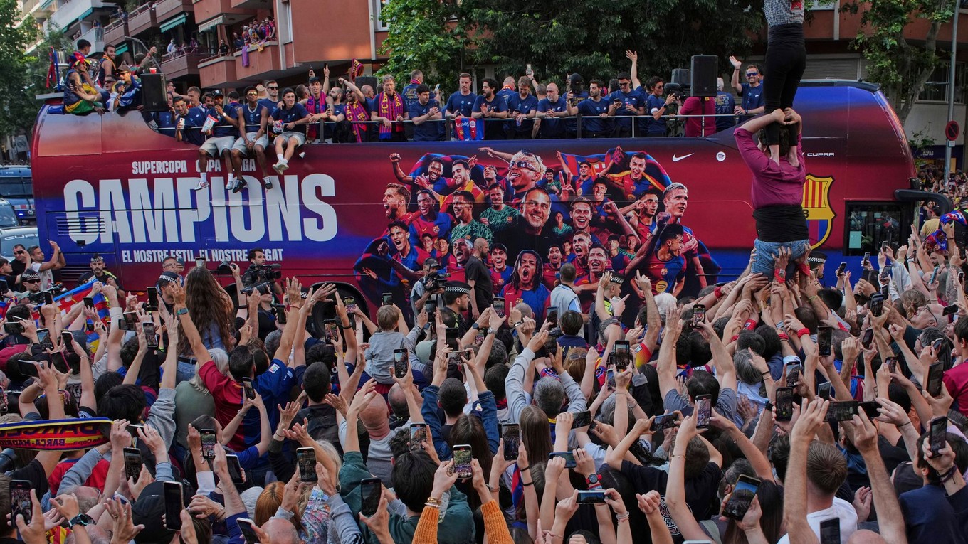 Autobus s futbalistami FC Barcelona počas osláv titulu.