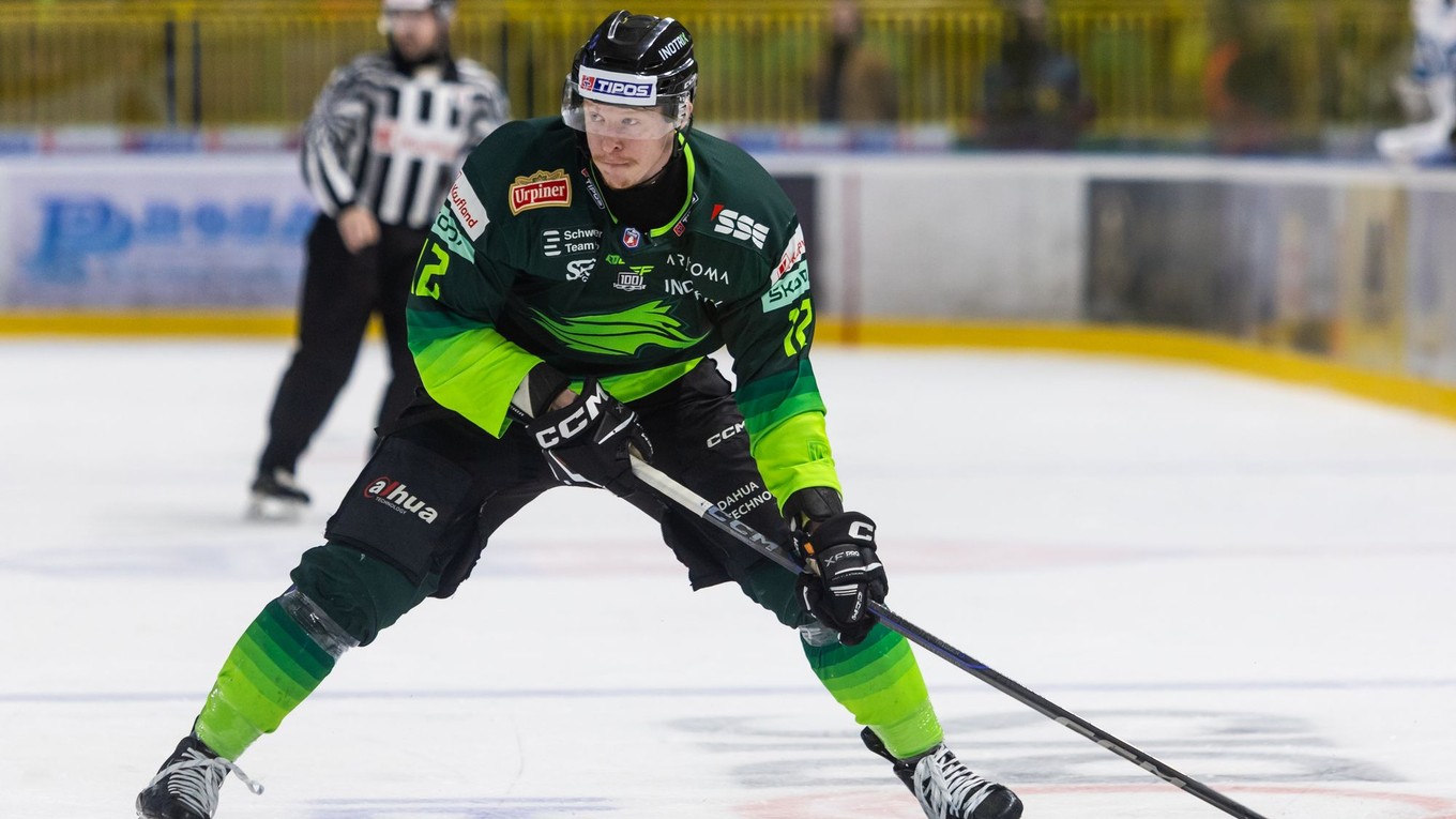 Útočník Šimon Beták v drese DOXXbet Vlci Žilina.