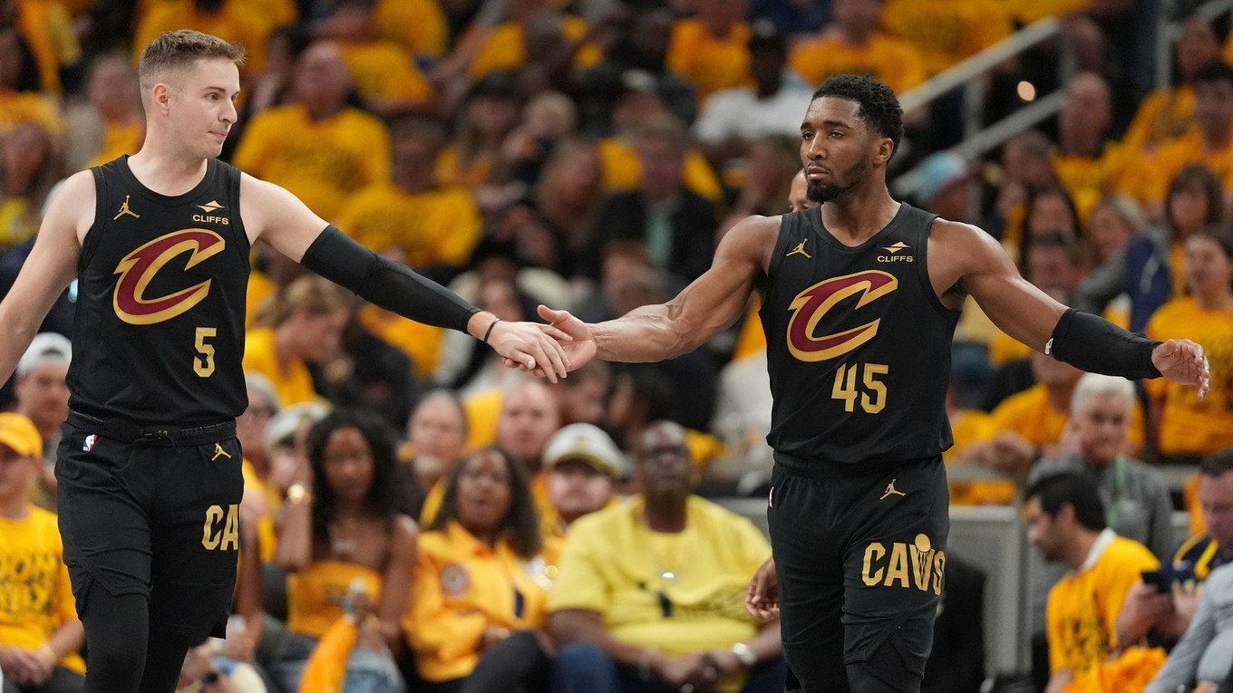Basketbalisti Clevelandu Sam Merrill (5) a Donovan Mitchell v zápase proti Indiane.