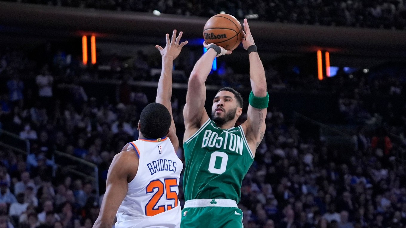 Jayson Tatum strieľa na kôš v zápase New York Knicks - Boston Celtics.