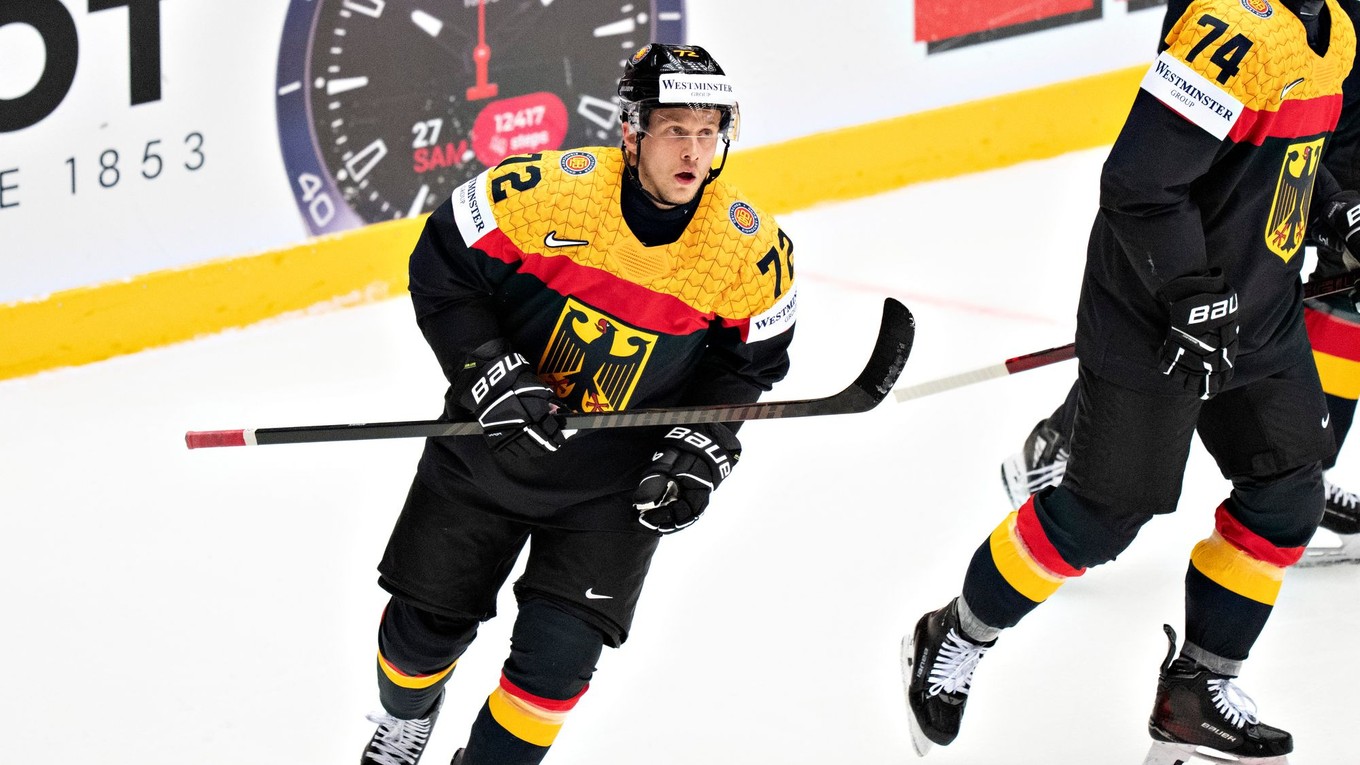 Dominik Kahun oslavuje gól na MS v hokeji 2025. 
