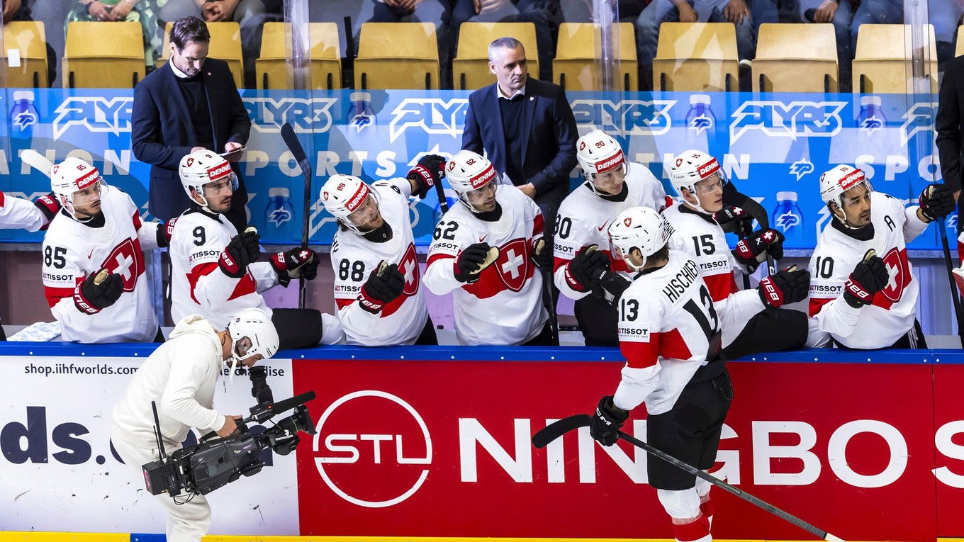 Nico Hischier sa teší po strelenom góle v zápase Švajčiarsko - Dánsko v skupine B na MS v hokeji 2025.