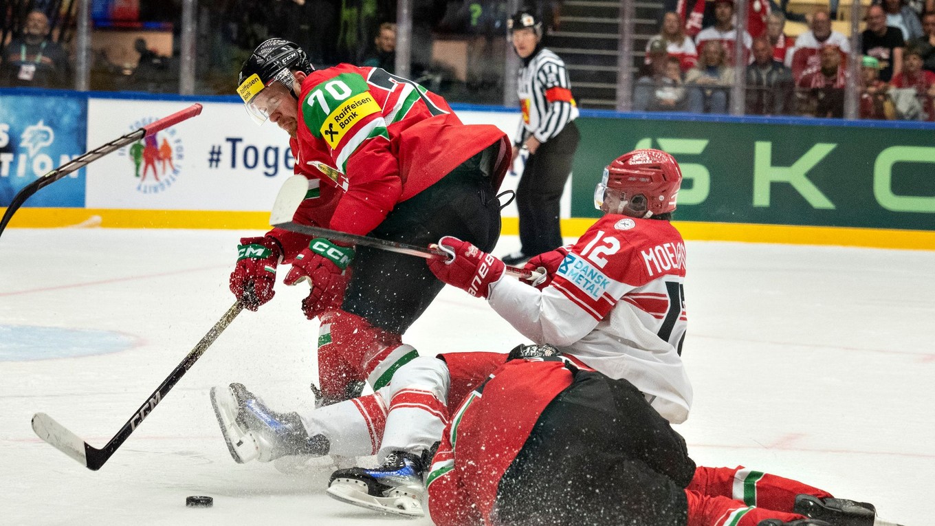 Oscar Fisker Mølgaard (vpravo) a Zsombor Garat v zápase Maďarsko - Dánsko v skupine B na MS v hokeji 2025.