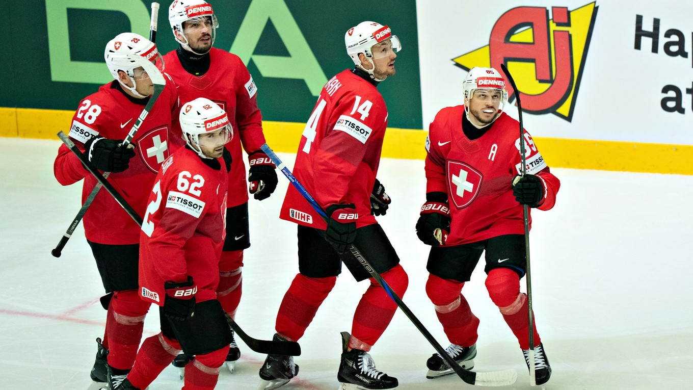 Sven Andrighetto (vpravo) sa so spoluhráčmi teší po strelenom góle v zápase Švajčiarsko - Nórsko v skupine B na MS v hokeji 2025.