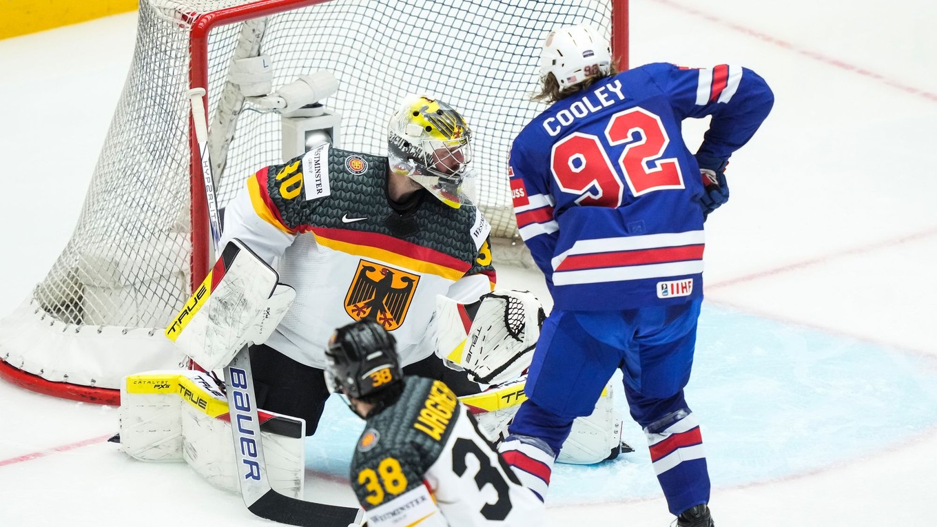 Brankár Nemecka Philipp Grubauer v zápase proti USA na MS v hokeji 2025.